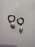 Pearl dangling earrings
