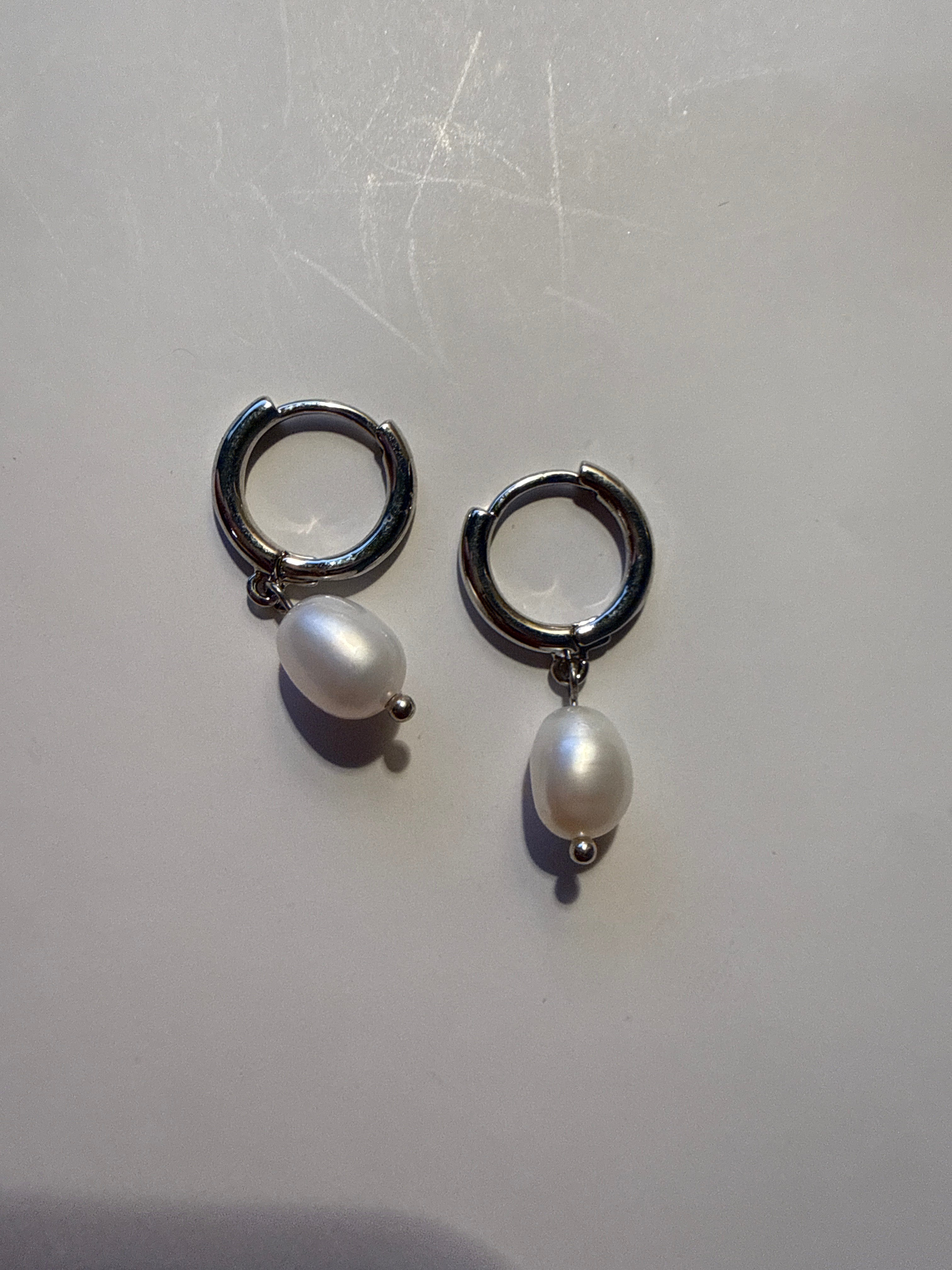 Pearl dangling earrings
