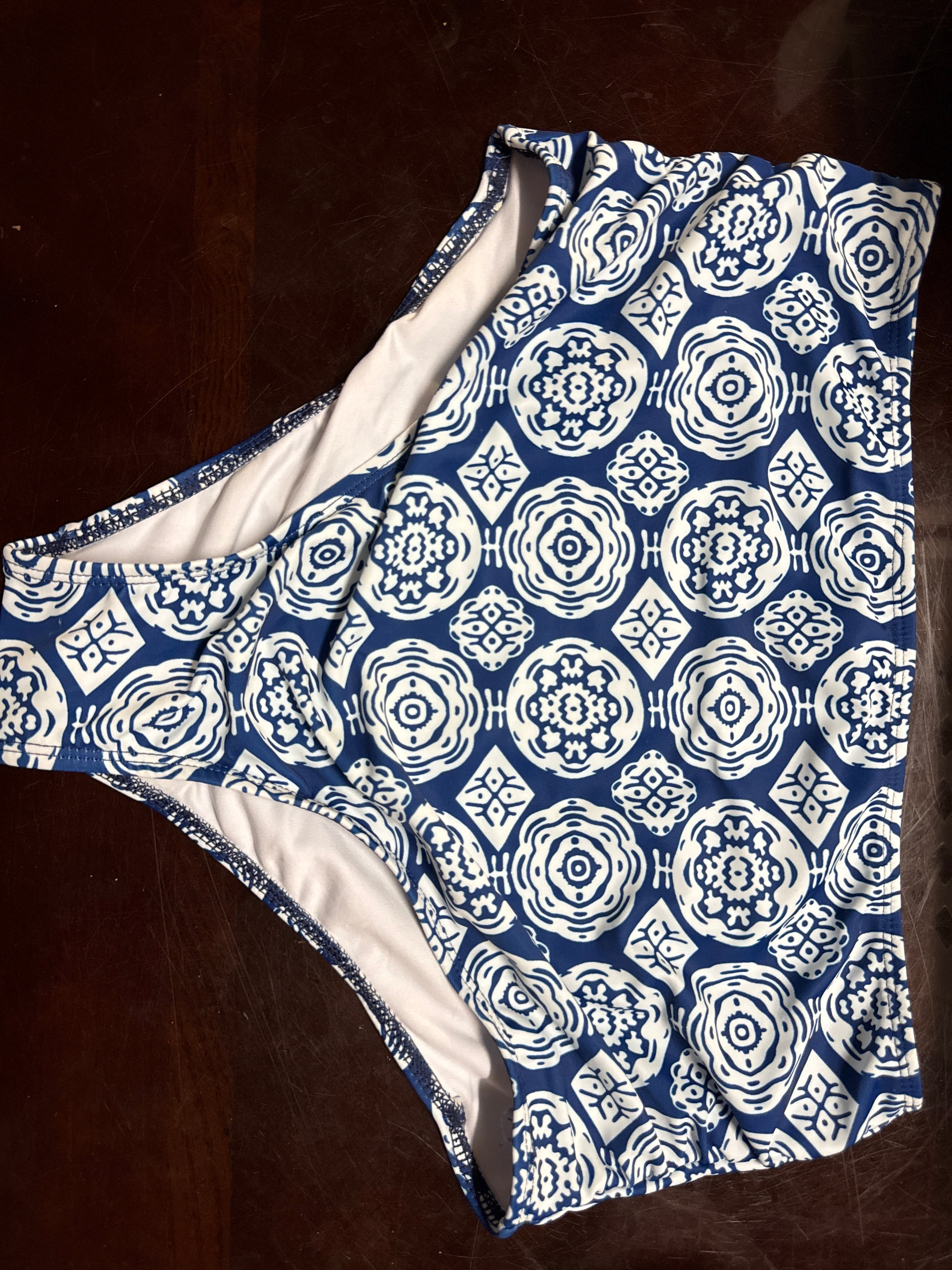 Size M bottoms
